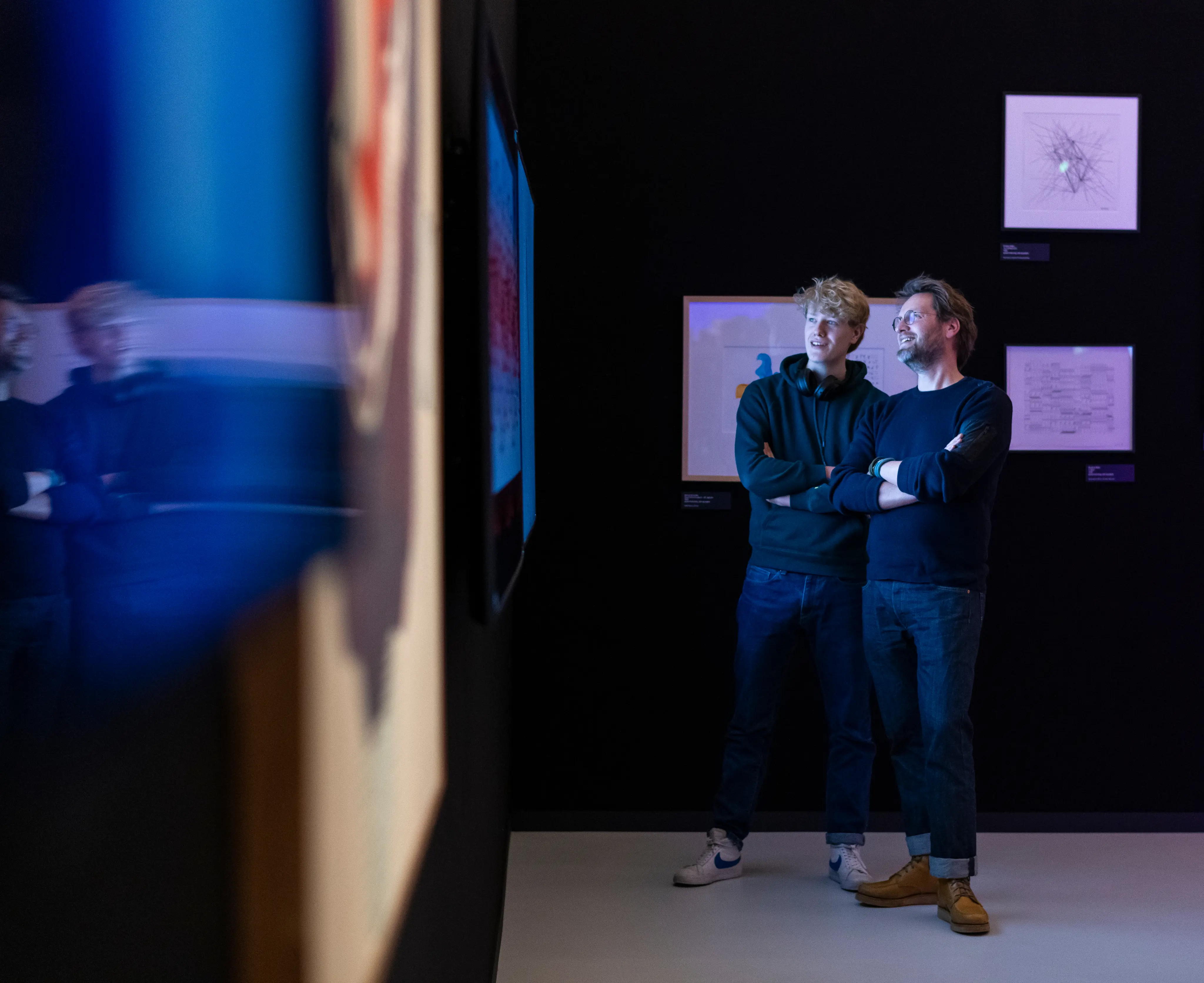 Twee bezoekers kijken met plezier naar een kunstwerk binnen CODA museum