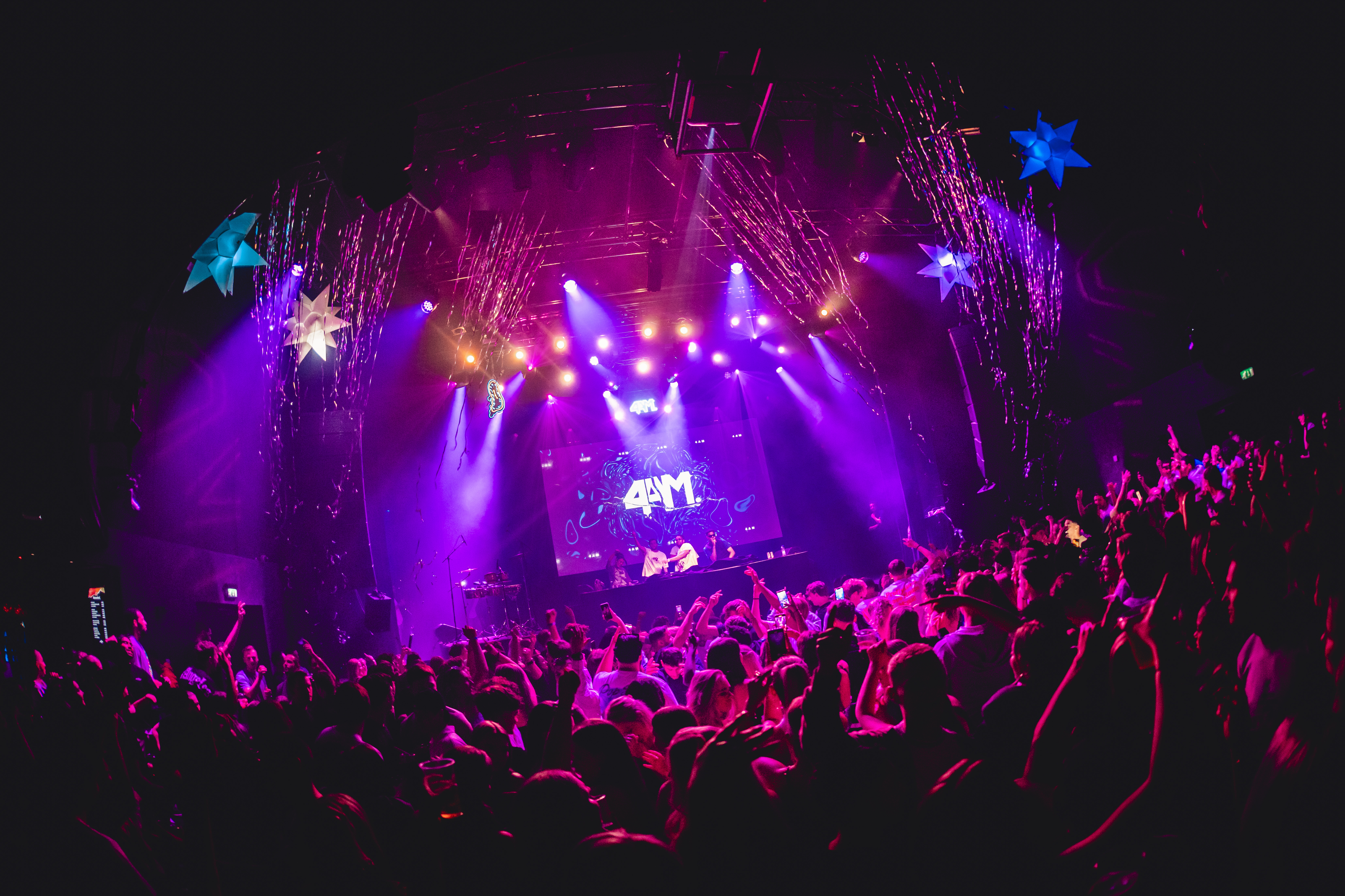 Foto van de grote zaal met publiek in Hedon