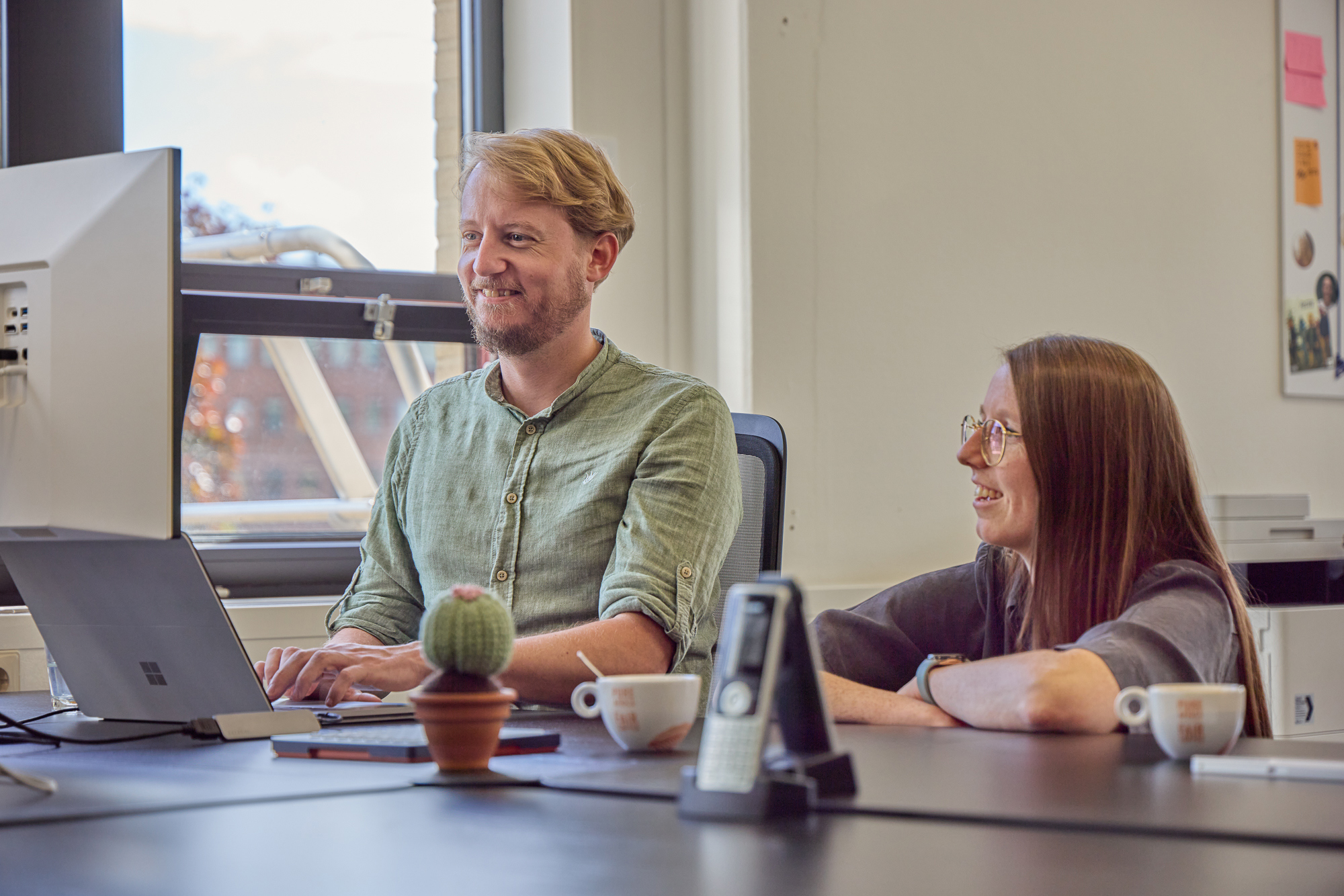 Developers Thomas en Joanne in een plezierig overleg