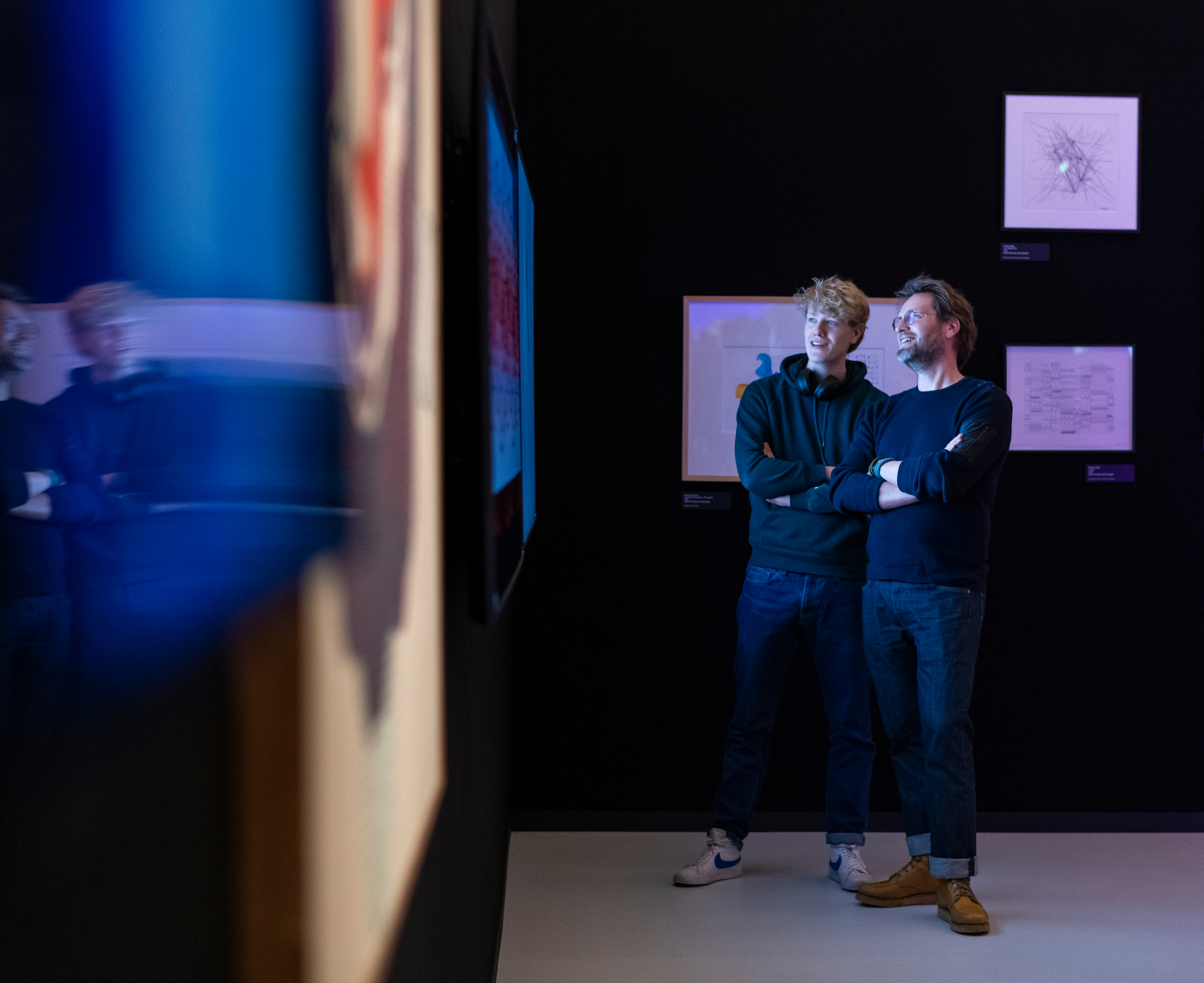 Twee bezoekers kijken met plezier naar een kunstwerk binnen CODA museum