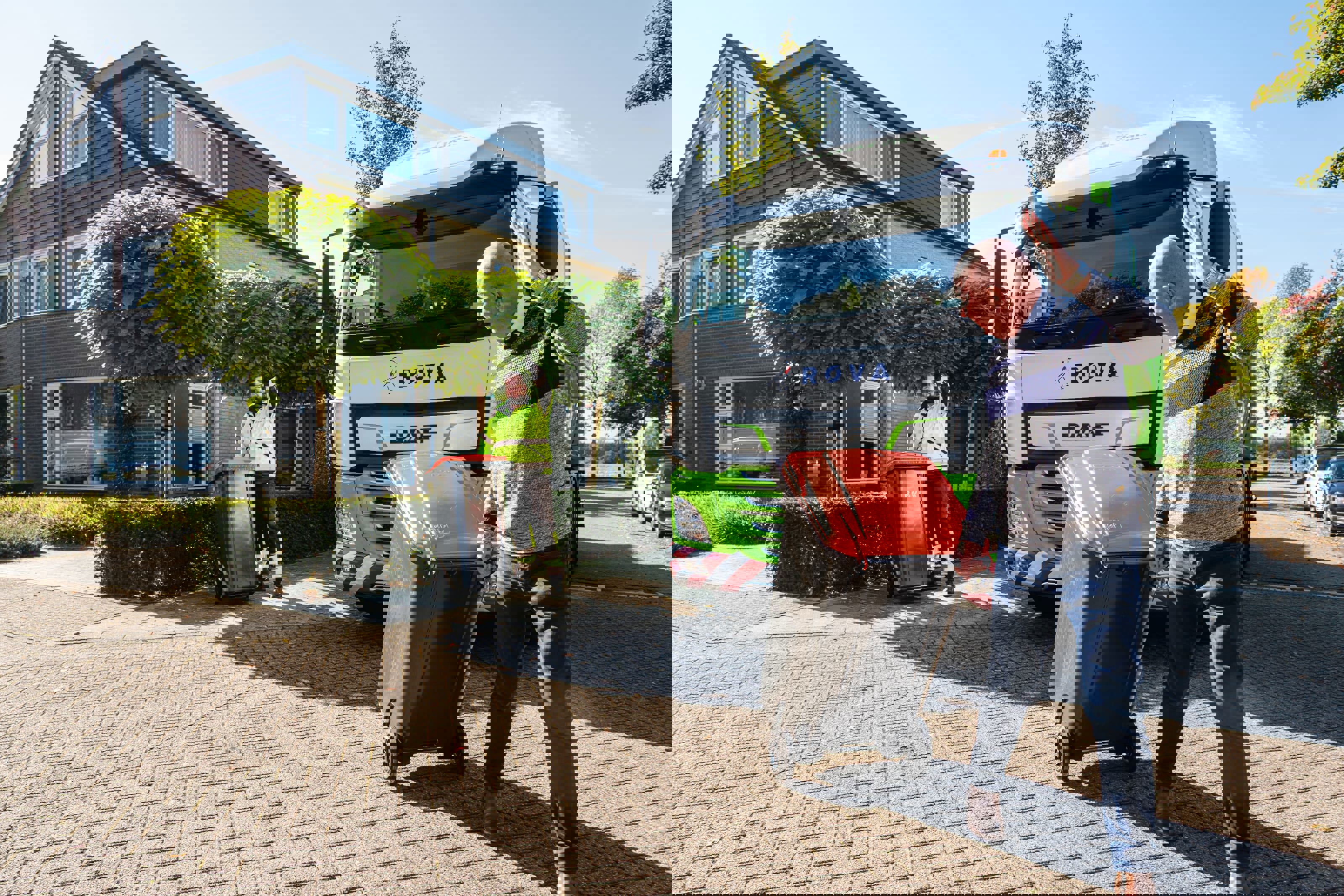 Sfeerfoto van een ROVA medewerker naast een ROVA afvalwagen, zwaaiend naar een inwoner met een groencontainer